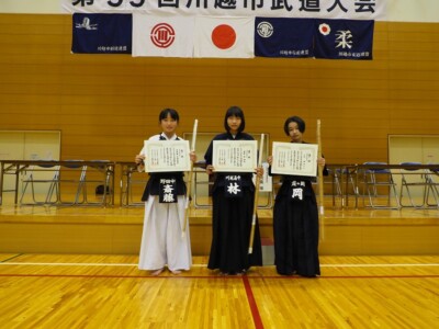 中学生女子